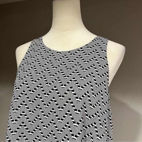 A-line loose fit zig zag print sleeveless blouse - Picture 2 of 13
